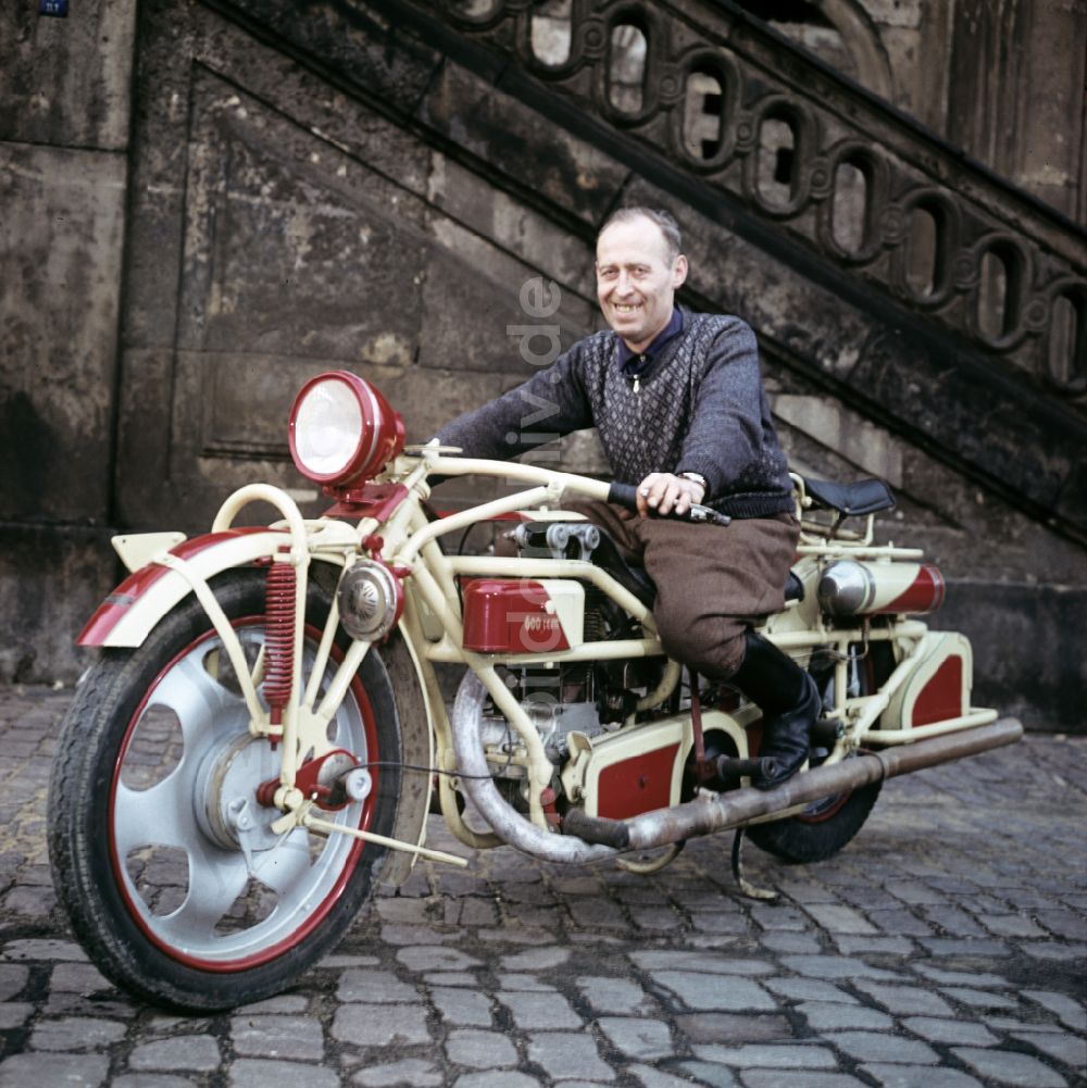 DDR-Bildarchiv: Dresden - Historisches Motorrad der Marke Böhmerland in Dresden in der DDR