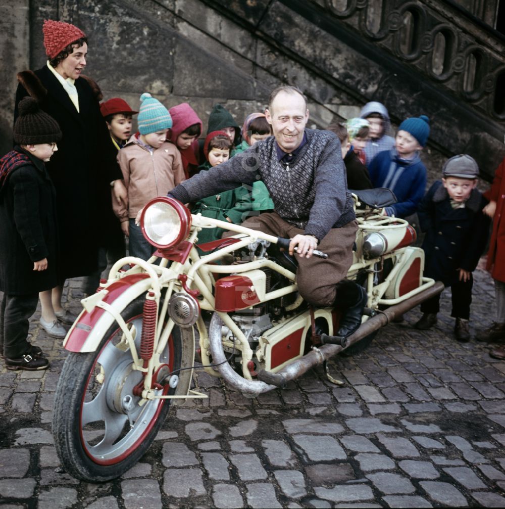 DDR-Bildarchiv: Dresden - Historisches Motorrad der Marke Böhmerland in Dresden in der DDR