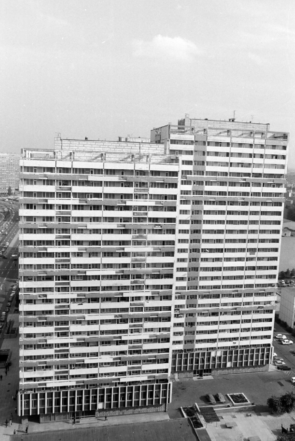 Berlin: Hochhäuser an der Leipziger Straße in Berlin - Mitte in der DDR