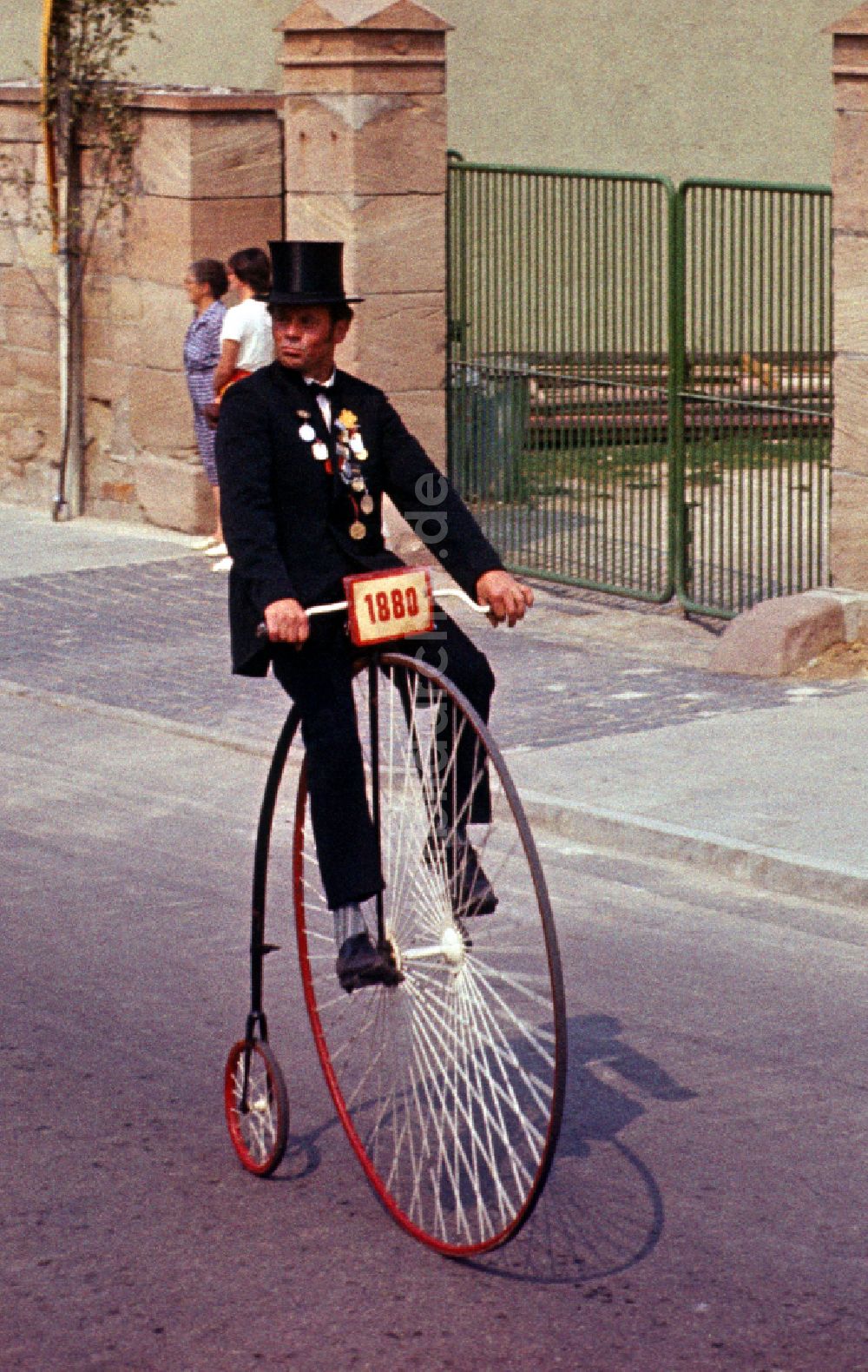 DDR-Fotoarchiv: Nebra (Unstrut) - Hochradfahrer beim Festumzug zur 1100-Jahr-Feier der Stadt Nebra (Unstrut) in der DDR