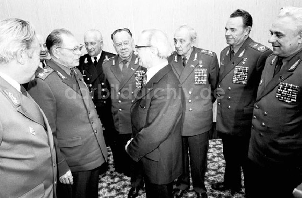 DDR-Bildarchiv: Berlin - Honecker empfängt im Staatsrat den sowjetischen Verteidigungsminister Ustinov Foto: Schönfeld