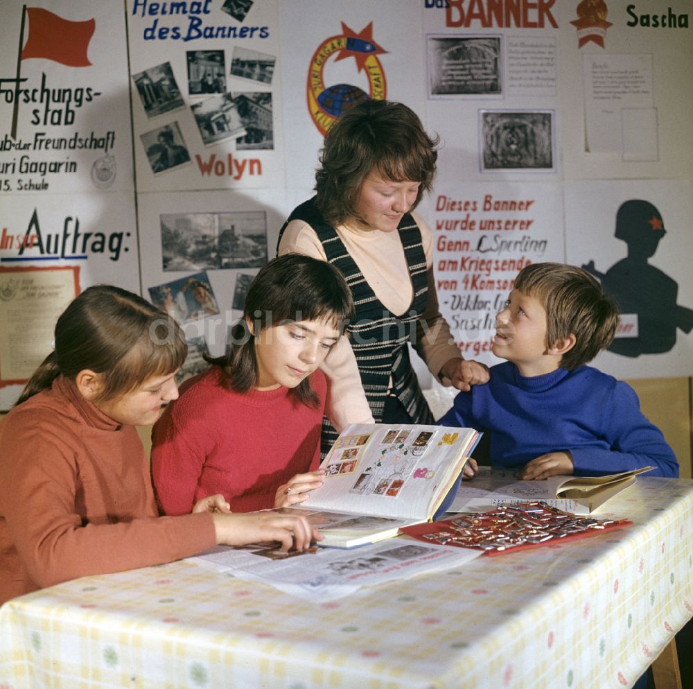 Berlin: Horterziehung in einer Schulklasse und Arbeitsgemeinschaft zur Deutsch-Sowjetische Freundschaft in Berlin in der DDR