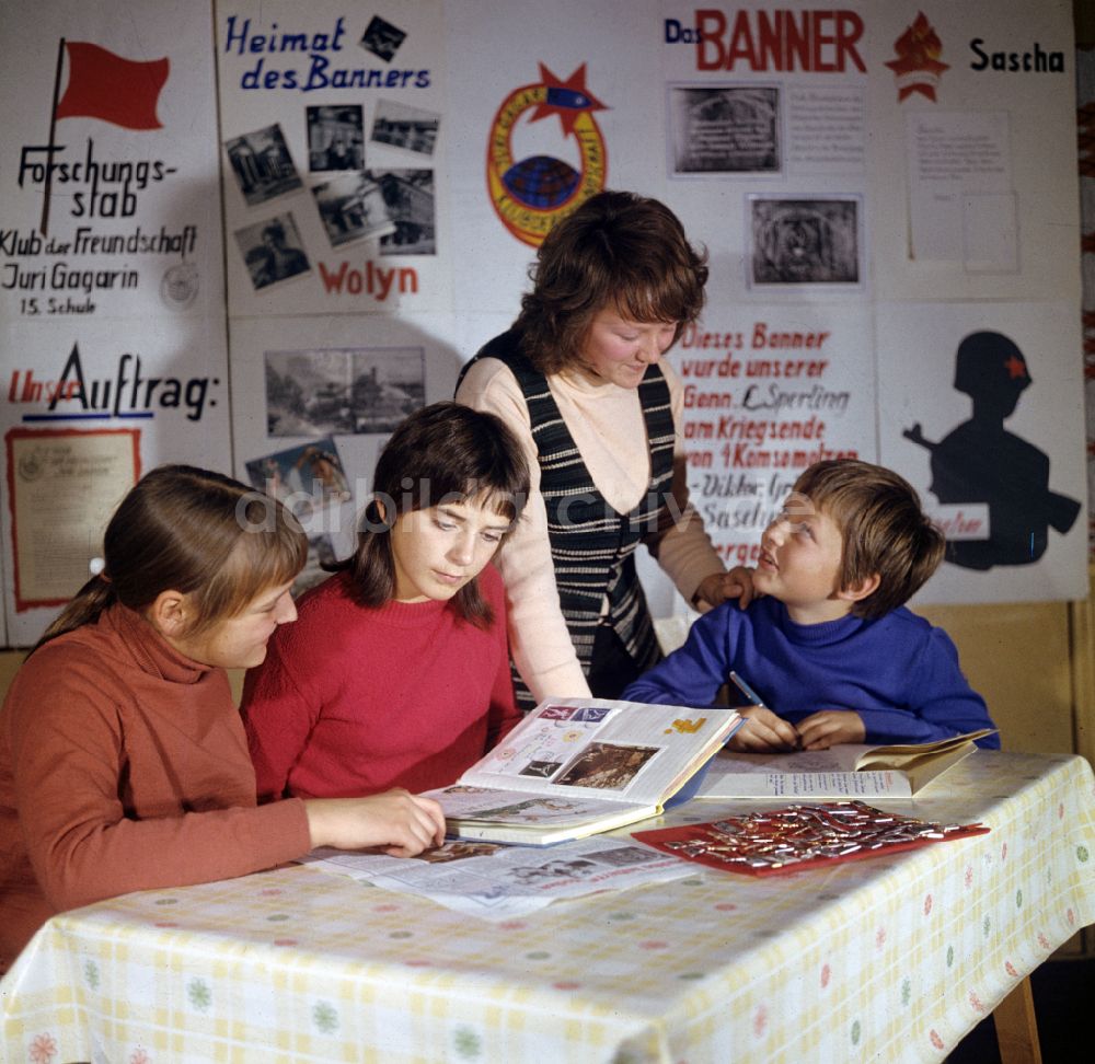 DDR-Bildarchiv: Berlin - Horterziehung in einer Schulklasse und Arbeitsgemeinschaft zur Deutsch-Sowjetische Freundschaft in Berlin in der DDR