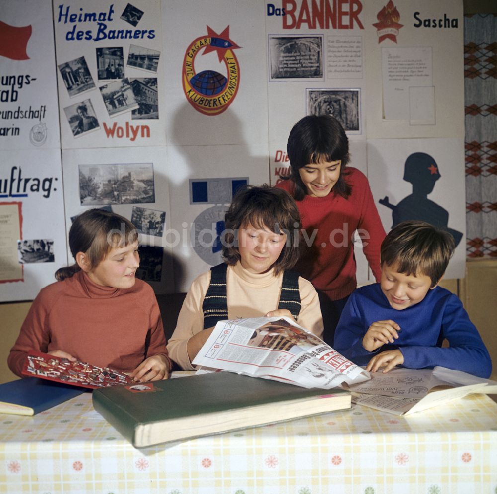 DDR-Fotoarchiv: Berlin - Horterziehung in einer Schulklasse und Arbeitsgemeinschaft zur Deutsch-Sowjetische Freundschaft in Berlin in der DDR