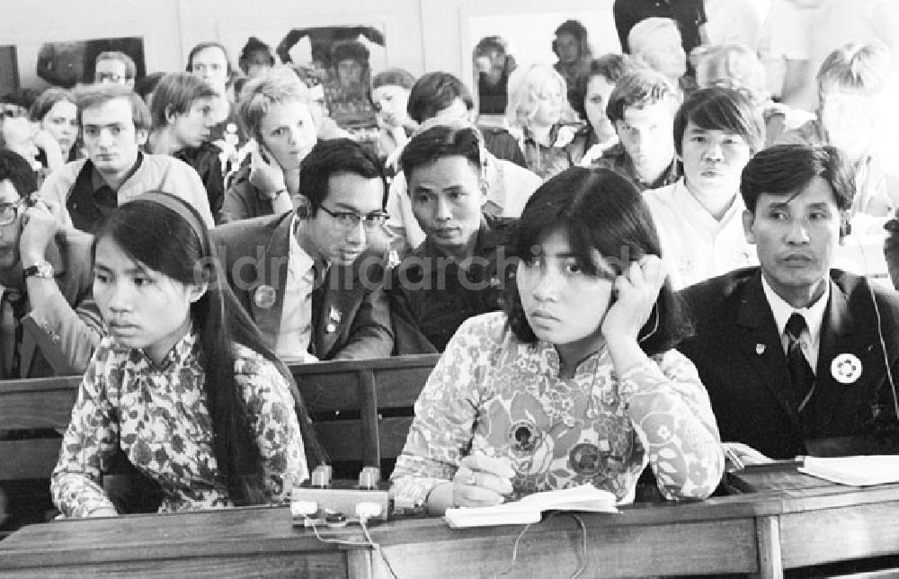 DDR-Fotoarchiv: Berlin Mitte - Humboldt-Universität Treffen USA-Vietnam-Delegationen Foto: Lange Foto-Tasche: 773