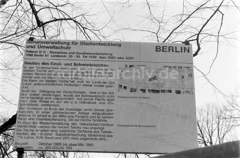 Berlin: Informationstafel zum Neubau des Kirch- und Schmiedeteiches Alt-Marienfelde in Berlin