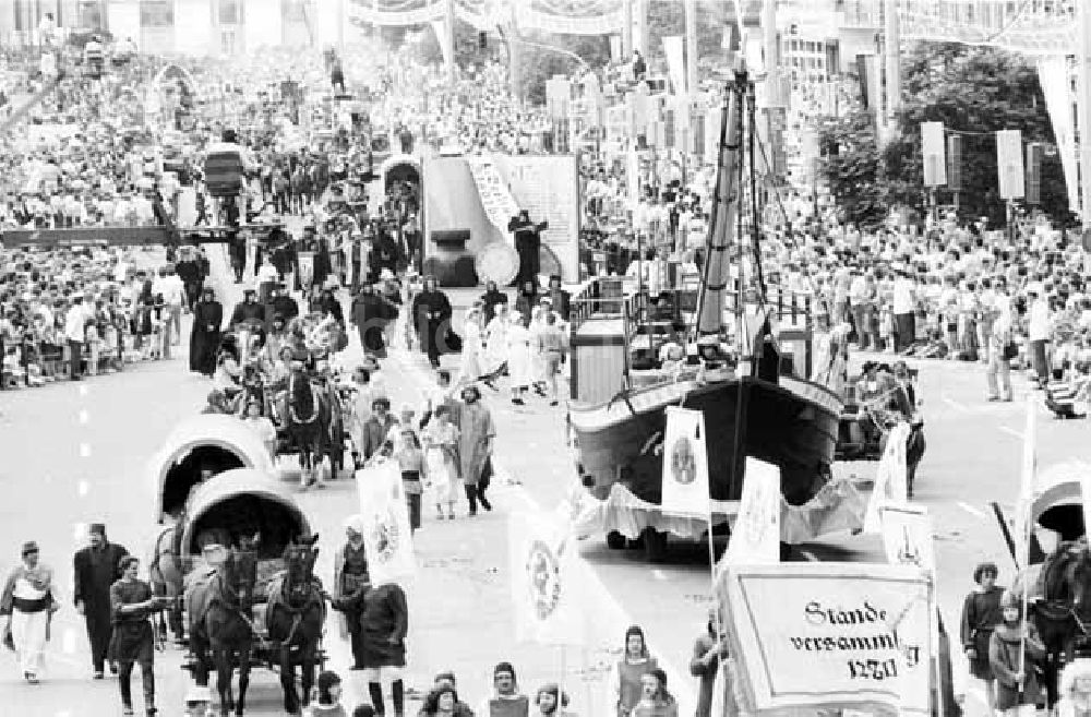 DDR-Fotoarchiv: Berlin - 1987 750-Jahr-Feier Berlin Umzug Berlin Foto: Winkler