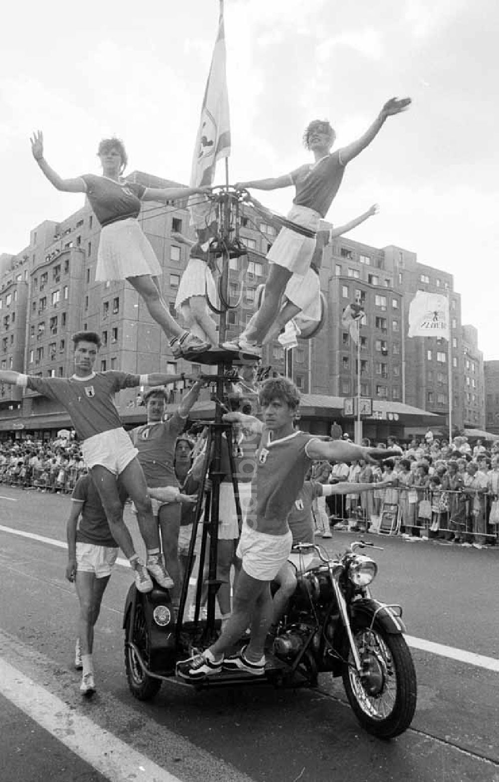 DDR-Bildarchiv: Berlin - 1987 750-Jahr-Feier Berlin Umzug Berlin Foto: Winkler