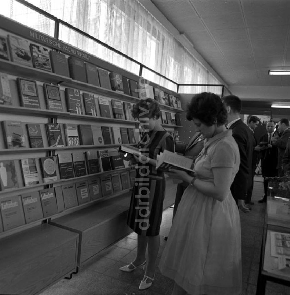 DDR-Fotoarchiv: Berlin - 10 Jahre Militärverlag in Berlin Ost - Ausstellung Foto: Schönfeld