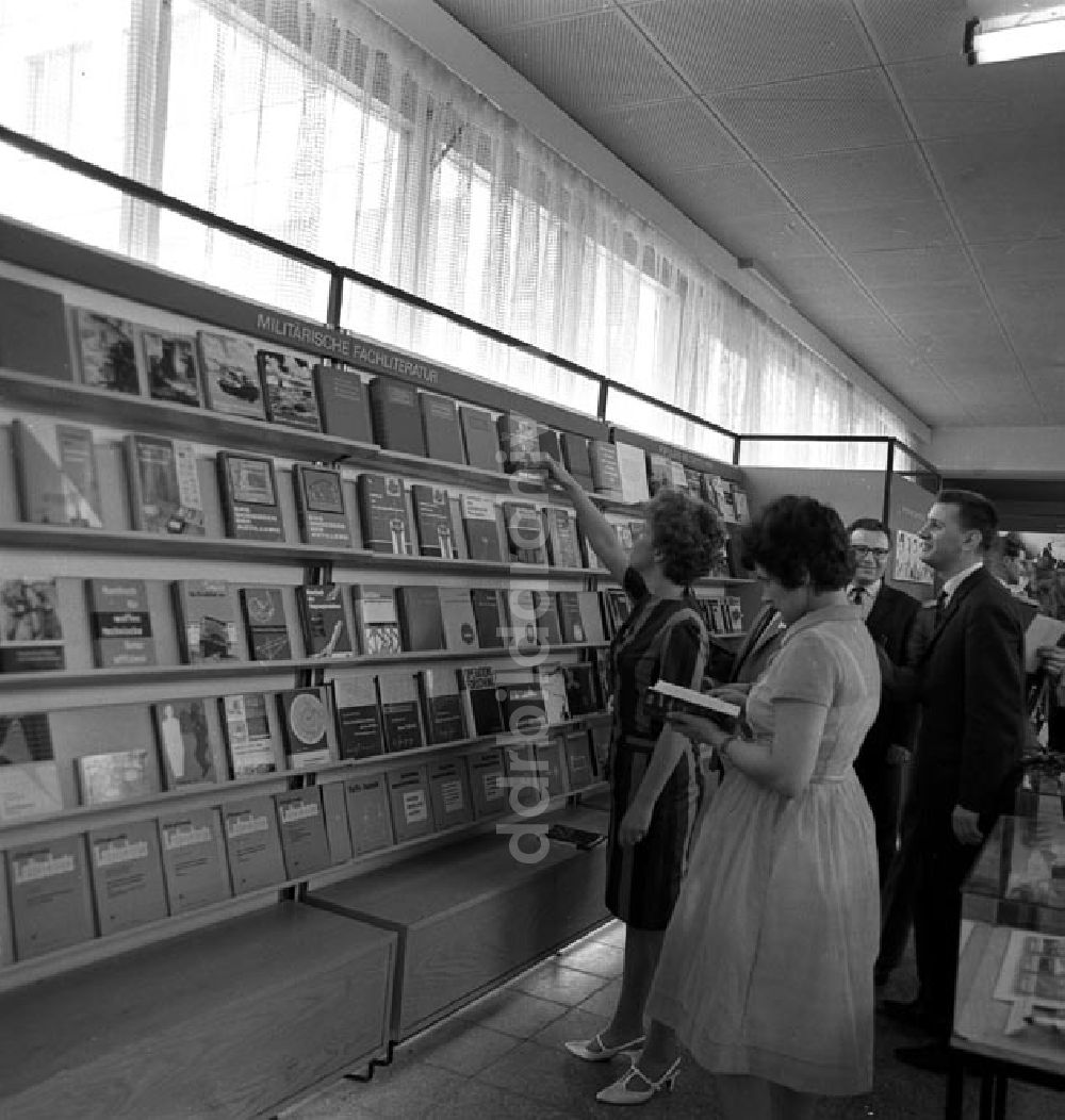 Berlin: 10 Jahre Militärverlag in Berlin Ost - Ausstellung Foto: Schönfeld