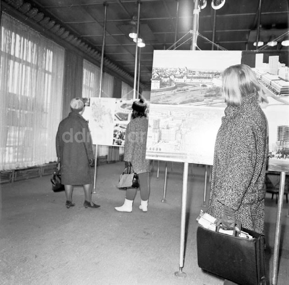 DDR-Fotoarchiv: Berlin - 700 Jahre Warschau Ausstellung im Haus der polnischen Kultur Foto: Schönfeld