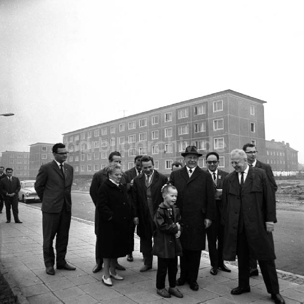 Leipzig: 800 Jahrfeier in Leipzig Walter Ulbricht besichtigt Stadt, mit einem Kind in der Gruppe. Foto. Schönfeld