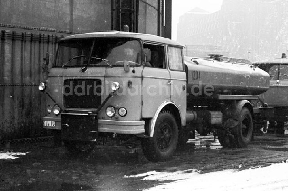 Berlin: Januar 1973 Einsatz von Sprühfahrzeugen in Berlin.