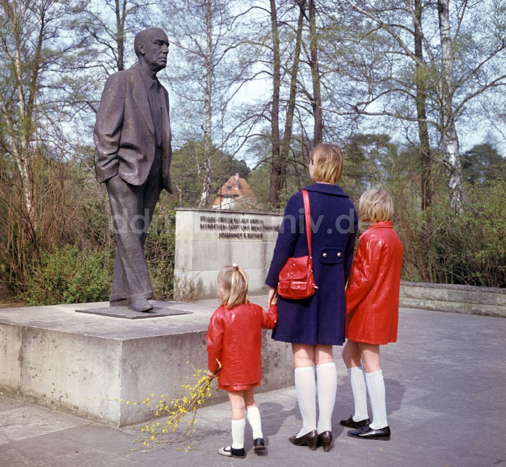 Bad Saarow: Johannes-R.-Becher-Denkmal in Bad Saarow in der DDR