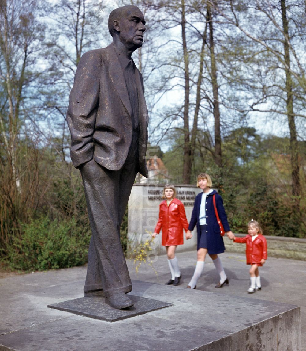 DDR-Bildarchiv: Bad Saarow - Johannes-R.-Becher-Denkmal in Bad Saarow in der DDR