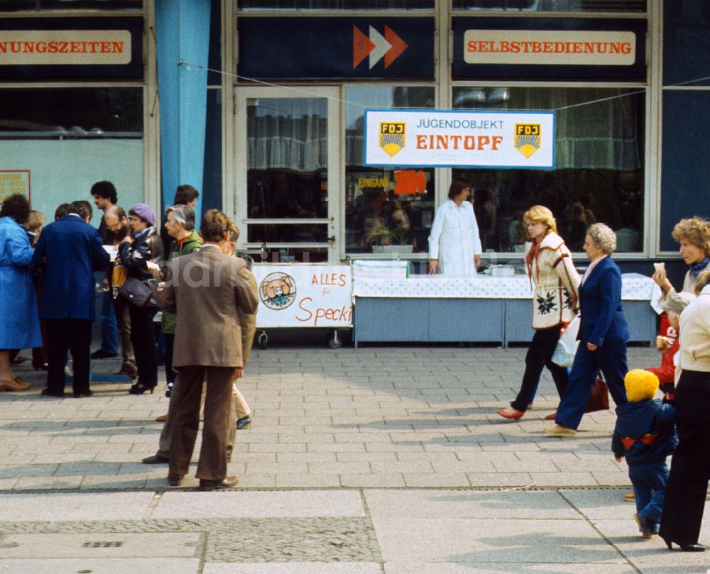 DDR-Bildarchiv: Berlin - Jugendobjekt am Alexanderplatz in Berlin in der DDR