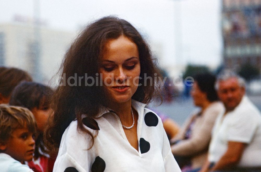 DDR-Fotoarchiv: Berlin - Junge Frau auf dem Alexanderplatz in Berlin in der DDR