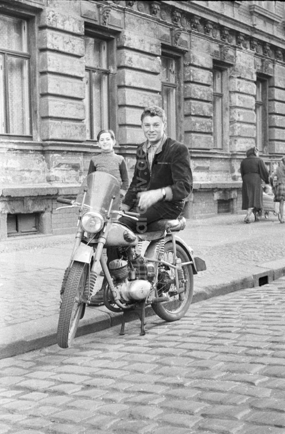 Leipzig: Junge mit Motorrad, Leipzig 1957