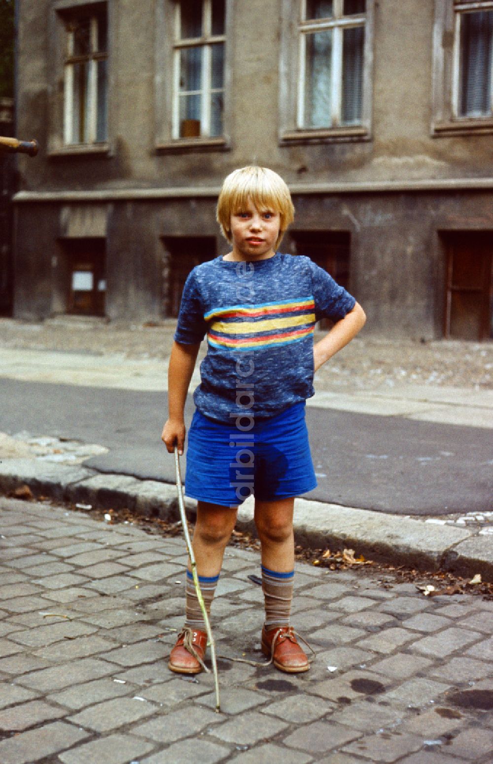 Berlin: Junge mit nasser Hose in Berlin in der DDR