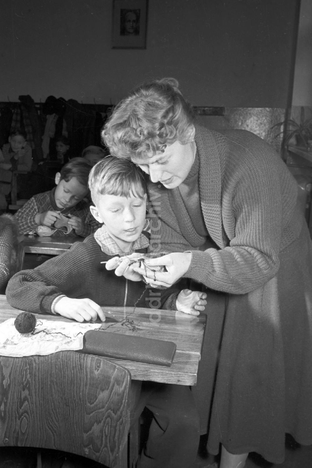 Berlin: Junge Sanitäter bei der Ausbildung an einer Schule im Ortsteil Prenzlauer Berg in Berlin in der DDR