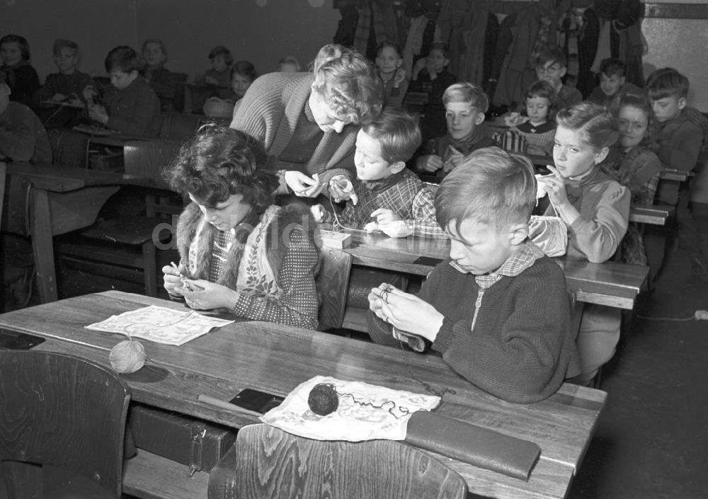 DDR-Bildarchiv: Berlin - Junge Sanitäter bei der Ausbildung an einer Schule im Ortsteil Prenzlauer Berg in Berlin in der DDR