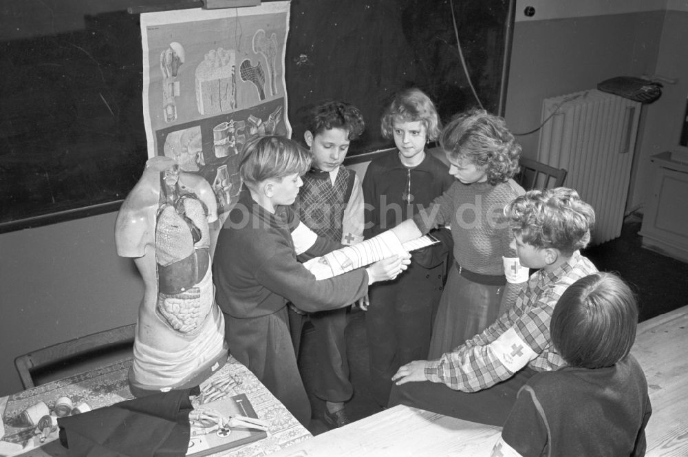 Berlin: Junge Sanitäter bei der Ausbildung an einer Schule im Ortsteil Prenzlauer Berg in Berlin in der DDR