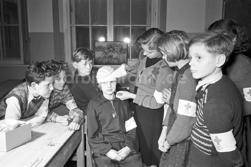 DDR-Bildarchiv: Berlin - Junge Sanitäter bei der Ausbildung an einer Schule im Ortsteil Prenzlauer Berg in Berlin in der DDR