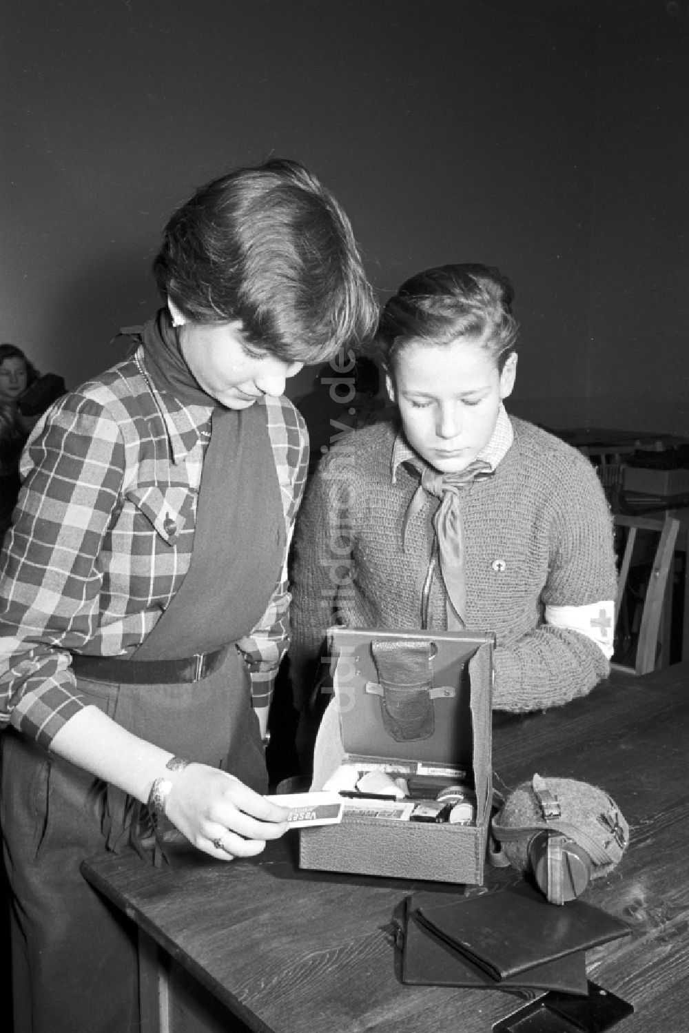 DDR-Fotoarchiv: Berlin - Junge Sanitäter bei der Ausbildung an einer Schule im Ortsteil Prenzlauer Berg in Berlin in der DDR