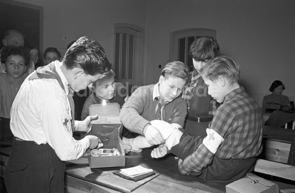 Berlin: Junge Sanitäter bei der Ausbildung an einer Schule im Ortsteil Prenzlauer Berg in Berlin in der DDR