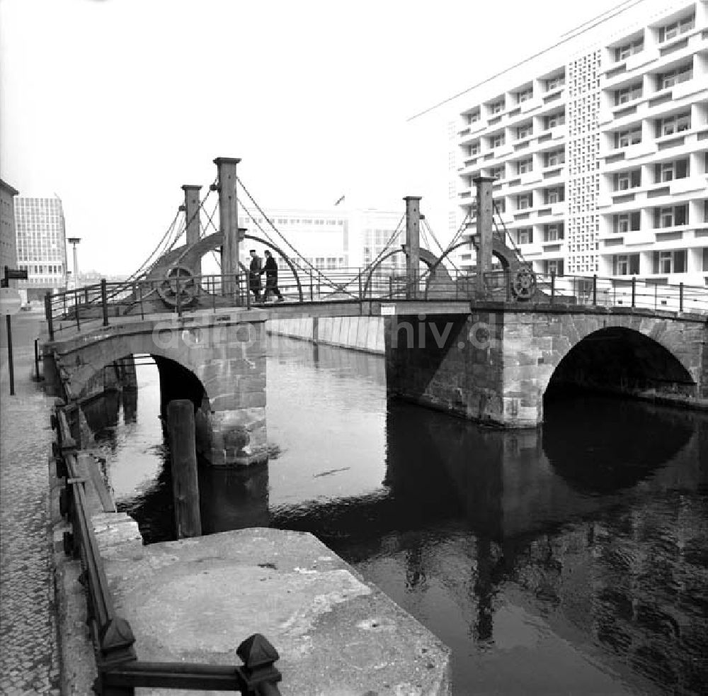 Berlin: Jungfernbrücke Foto: Schönfeld