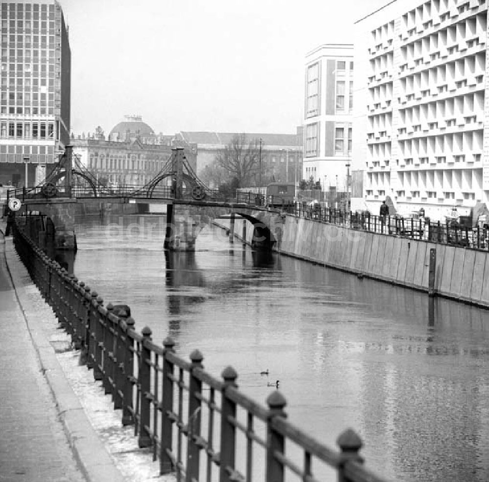 DDR-Bildarchiv: Berlin - Jungfernbrücke Foto: Schönfeld