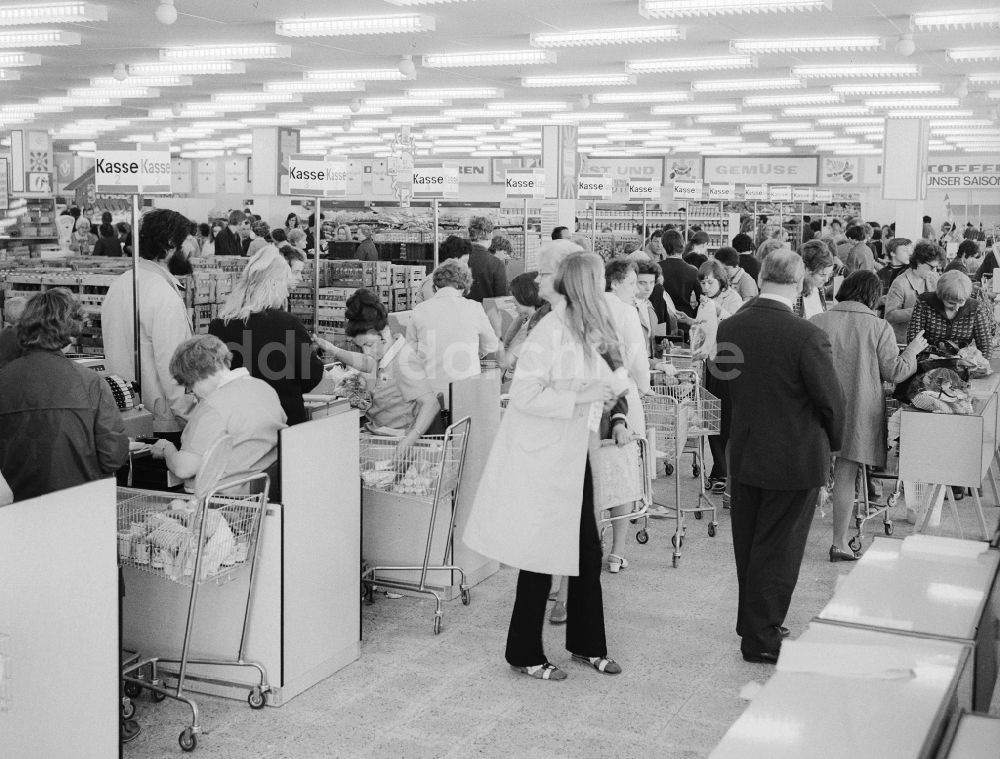 DDR-Bildarchiv: Berlin - Kassen in der Kaufhalle in der Dolgenseestraße in Berlin-Lichtenberg