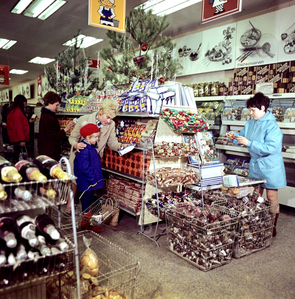 Berlin: Kaufhallen - Versorgungseinrichtung mit Regal- Angeboten zur Weihnachtszeit im Ortsteil Mitte in Berlin in der DDR