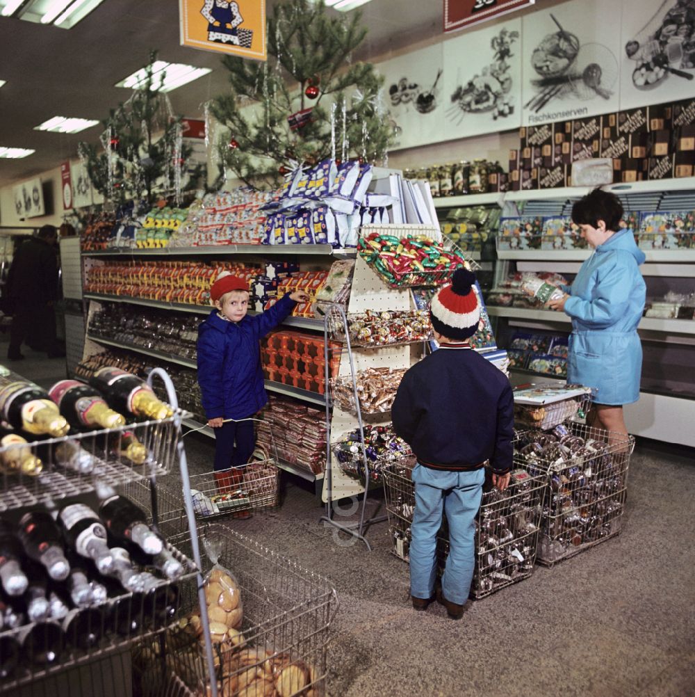 DDR-Bildarchiv: Berlin - Kaufhallen - Versorgungseinrichtung mit Regal- Angeboten zur Weihnachtszeit im Ortsteil Mitte in Berlin in der DDR