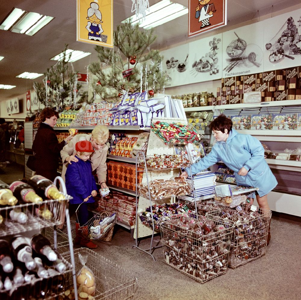 DDR-Fotoarchiv: Berlin - Kaufhallen - Versorgungseinrichtung mit Regal- Angeboten zur Weihnachtszeit im Ortsteil Mitte in Berlin in der DDR