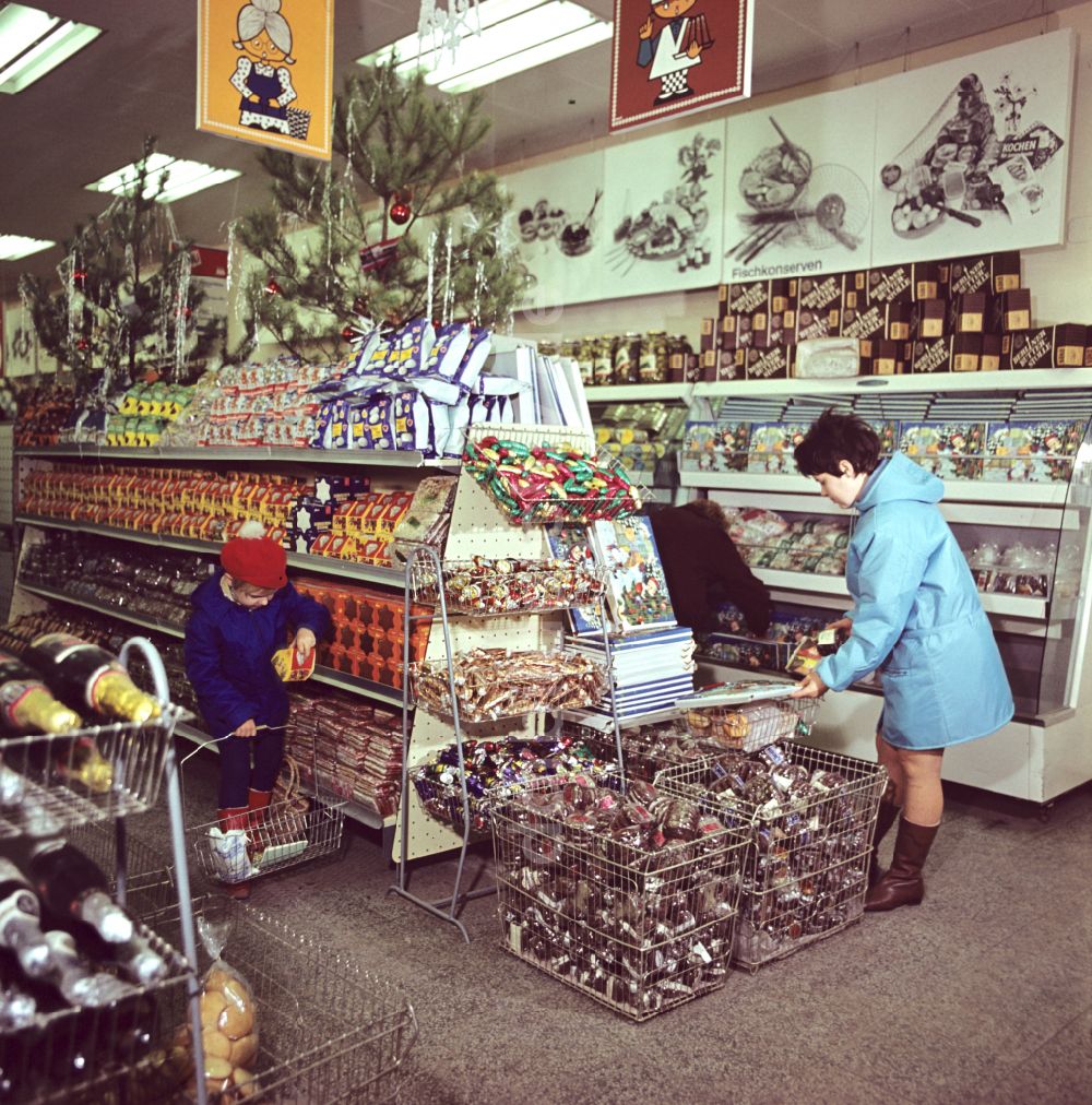 Berlin: Kaufhallen - Versorgungseinrichtung mit Regal- Angeboten zur Weihnachtszeit im Ortsteil Mitte in Berlin in der DDR