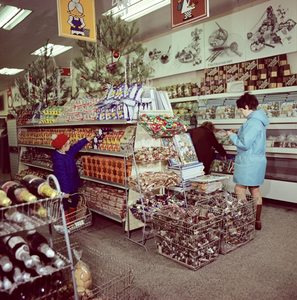 DDR-Bildarchiv: Berlin - Kaufhallen - Versorgungseinrichtung mit Regal- Angeboten zur Weihnachtszeit im Ortsteil Mitte in Berlin in der DDR