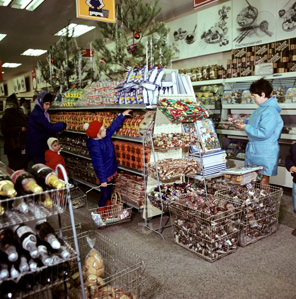 DDR-Fotoarchiv: Berlin - Kaufhallen - Versorgungseinrichtung mit Regal- Angeboten zur Weihnachtszeit im Ortsteil Mitte in Berlin in der DDR