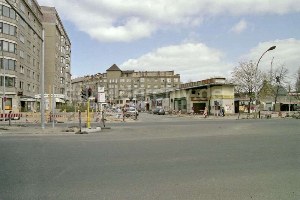 DDR-Bildarchiv: Berlin - Kaufhallen - Versorgungseinrichtung der Ringbahnhalle an der Frankfurter Allee Ecke Pettenkofer Strasse in Berlin in der DDR