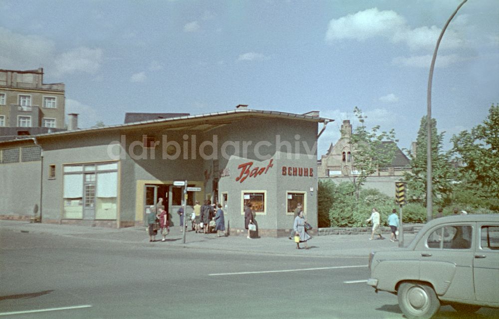 DDR-Fotoarchiv: Berlin - Kaufhallen - Versorgungseinrichtung der Ringbahnhalle an der Frankfurter Allee Ecke Pettenkofer Strasse in Berlin in der DDR