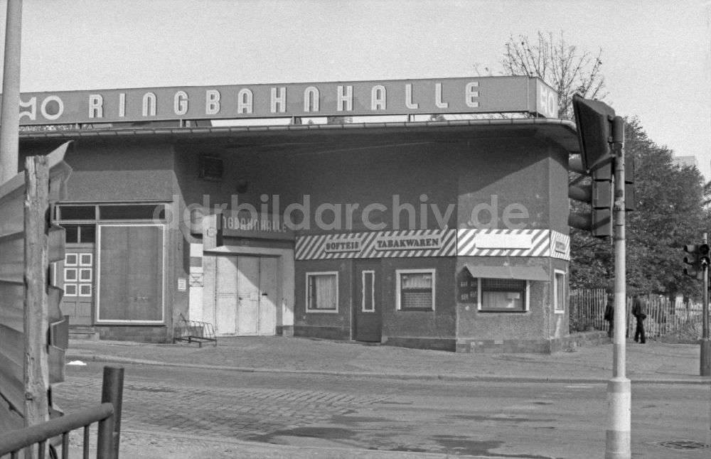 Berlin: Kaufhallen - Versorgungseinrichtung der Ringbahnhalle an der Frankfurter Allee Ecke Pettenkofer Strasse in Berlin in der DDR