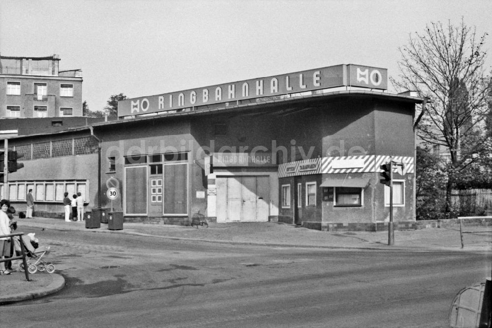 DDR-Bildarchiv: Berlin - Kaufhallen - Versorgungseinrichtung der Ringbahnhalle an der Frankfurter Allee Ecke Pettenkofer Strasse in Berlin in der DDR