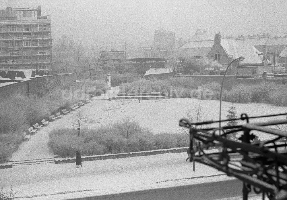 Berlin: Kaufhallen - Versorgungseinrichtung der Ringbahnhalle an der Frankfurter Allee Ecke Pettenkofer Strasse in Berlin in der DDR