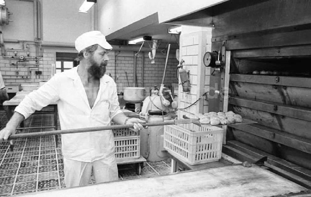 Berlin Hohenschönhausen: Kaufhallenbäckerei Gensler Strasse in Berlin Hohenschönhausen Umschlagnr.: 951 Foto: Bonitz