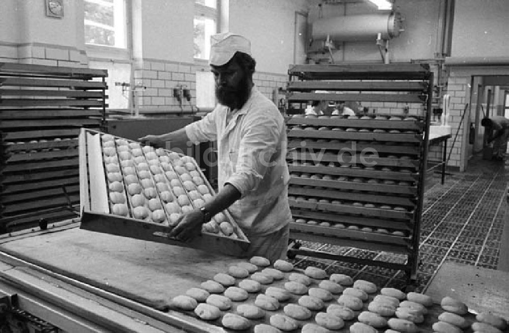 DDR-Bildarchiv: Berlin Hohenschönhausen - Kaufhallenbäckerei Gensler Strasse in Berlin Hohenschönhausen Umschlagnr.: 951 Foto: Bonitz