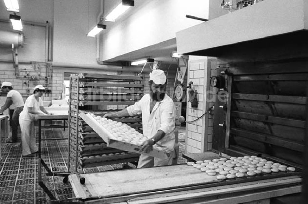 DDR-Bildarchiv: Berlin - Kaufhallenbäckerei Gensler Strasse in Berlin Hohenschönhausen Umschlagnr.: 951 Foto: Bonitz