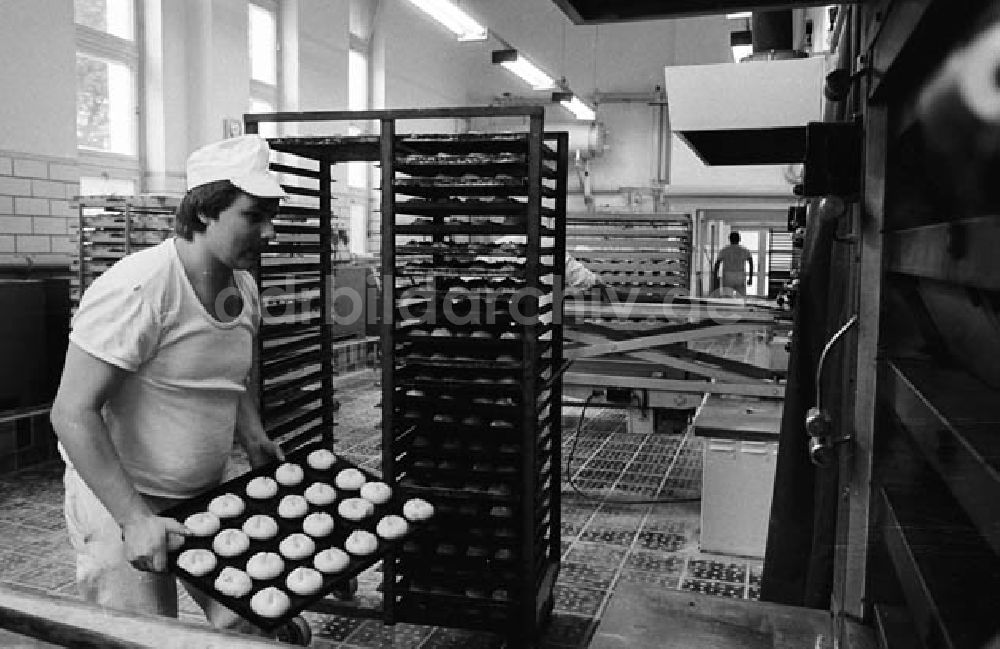 DDR-Fotoarchiv: Berlin Hohenschönhausen - Kaufhallenbäckerei Gensler Strasse in Berlin Hohenschönhausen Umschlagnr.: 951 Foto: Bonitz