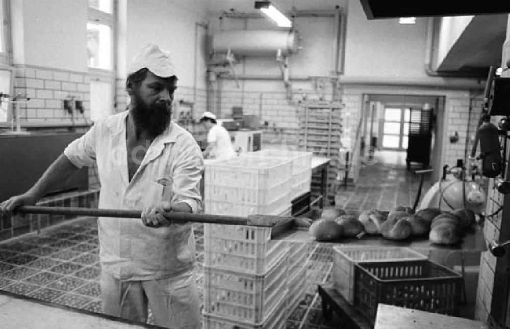 Berlin Hohenschönhausen: Kaufhallenbäckerei Gensler Strasse in Berlin Hohenschönhausen Umschlagnr.: 951 Foto: Bonitz