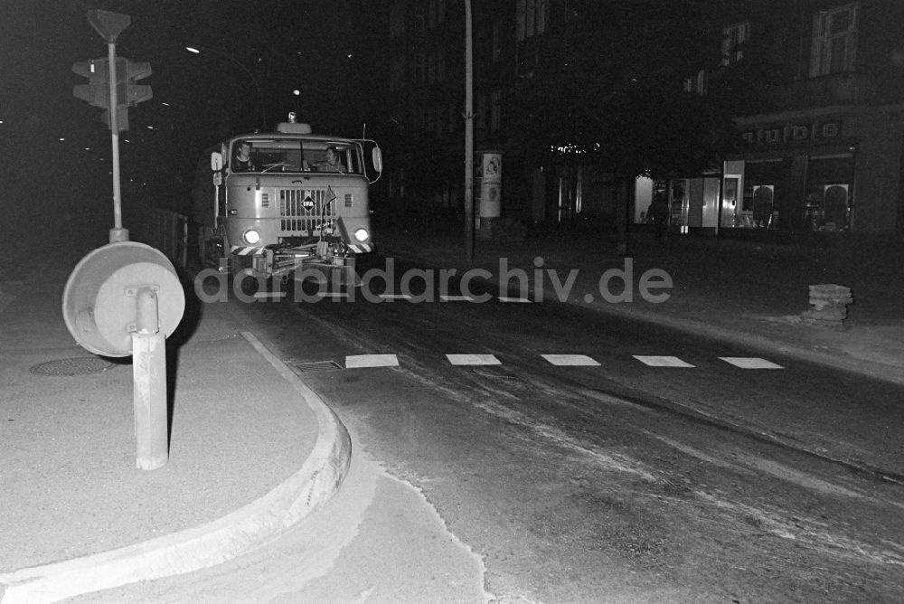 Berlin: Kehrmaschine im Straßeneinsatz im Stadtbezirk Prenzlauer Berg in Berlin in der DDR