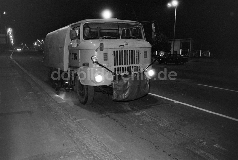 DDR-Bildarchiv: Berlin - Kehrmaschine im Straßeneinsatz im Stadtbezirk Prenzlauer Berg in Berlin in der DDR